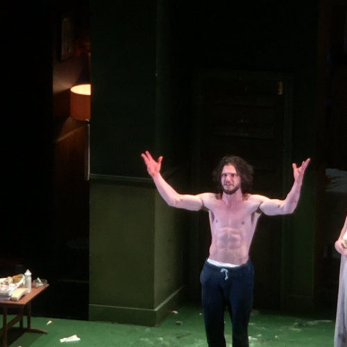 Kit Harrington mostra o bumbum em peça de teatro Guia Gay São Paulo