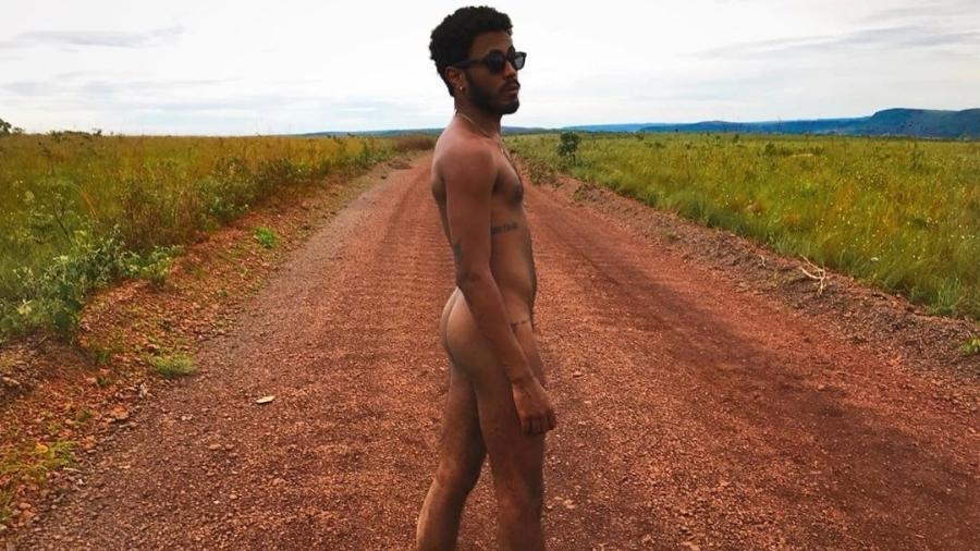 Nude de Ícaro Silva: ator publica foto pelado e com a bunda de fora no Instagram