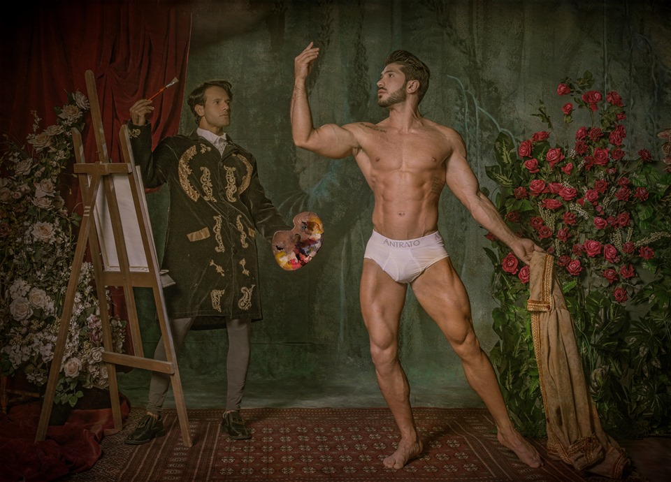 Grife gay Antrato faz campanha com lindos homens sarados imitando poses de pinturas clássicas: Heder Costa e Alef Novaes