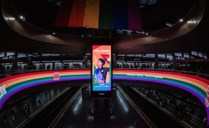 Metrô de São Paulo com cores arco-íris do Burger King