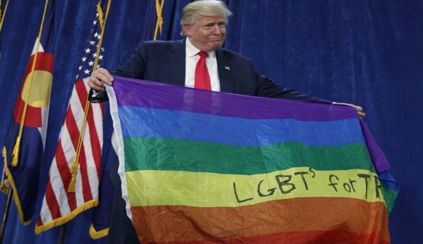 Donald Trump segura bandeira LGBT em campanha