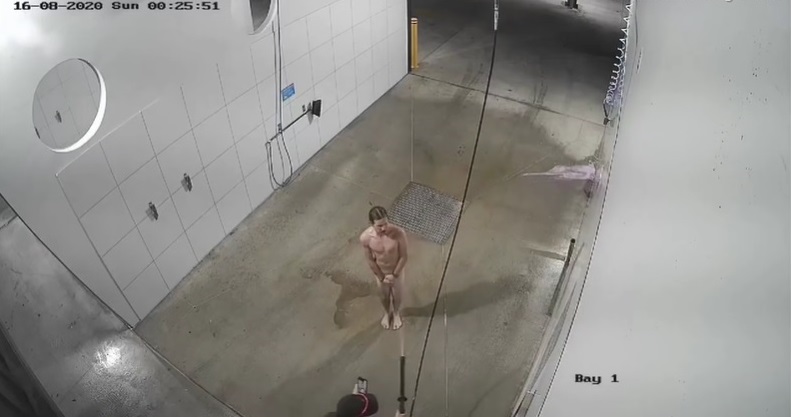 Homem invade lava-rápido e toma banho pelado na Austrália