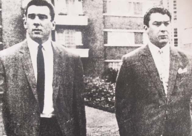 Os verdadeiros irmãos Ronnie (Ronald) e Reggie (Reginald) Kray, gângsteres interpretados por Tom Hardy em 'Legend'