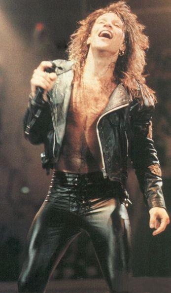 Jon Bon Jovi, sexy até não poder mais em sua calça de couro. Puro fetiche!