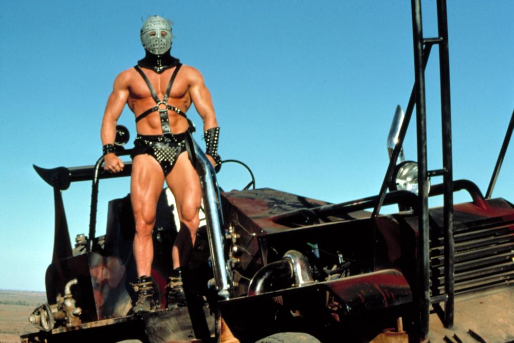 Humungus, vilão de Mad Max 2, usa harness e roupa de couro fetichista em estilo usado por gays