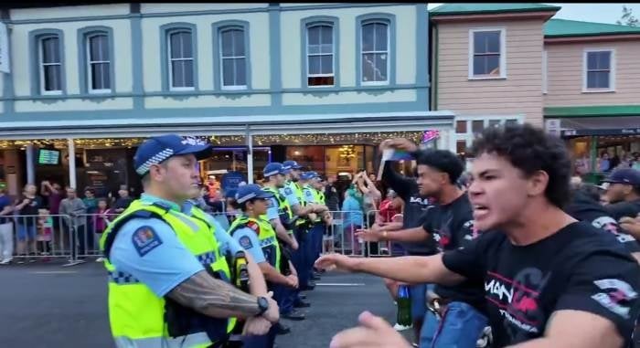 Maori protestam contra parada LGBT na Nova Zelândia