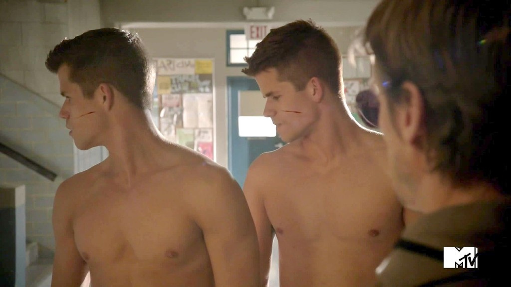 Max e Charlie Carver, ator se assumiu gay