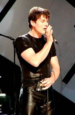 Vocalista do A-Ha, Morten Harket, com calça de couro