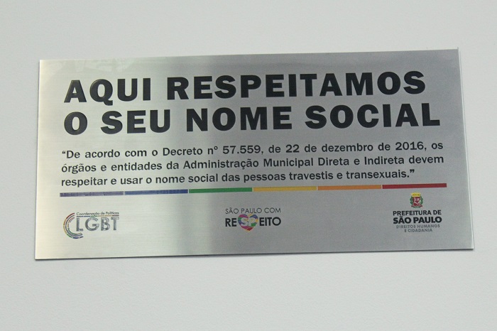 Nome social de trans: placa da Prefeitura de São Paulo