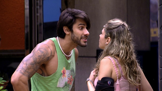 Renan e Ana Paula discutindo no BBB 16: ela conta que não achava que ele fosse gay