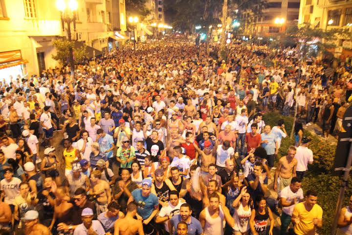 Banda do Fuxico sai do Arouche e toma as ruas do centro de São Paulo