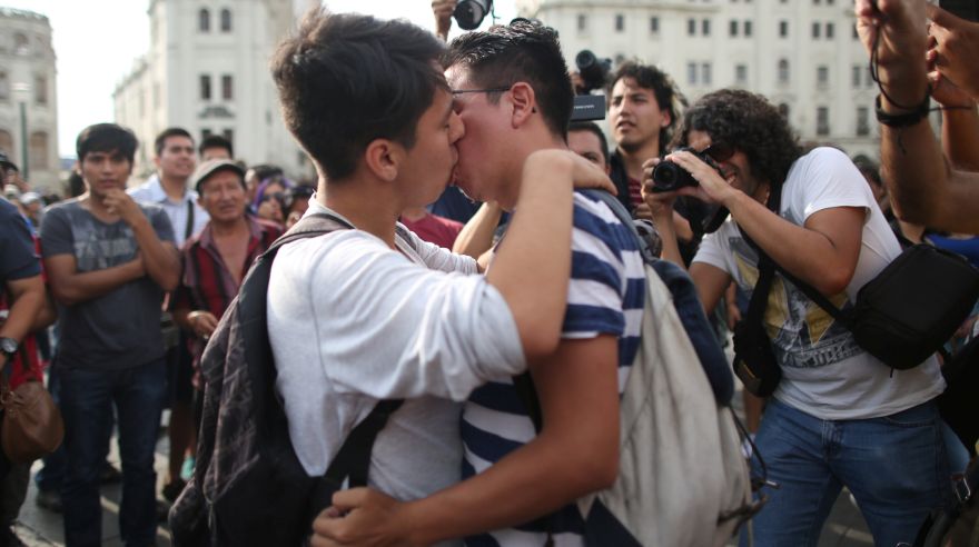 Beijaço e protesto são marcados contra homofobia do Hirota Supermercados 