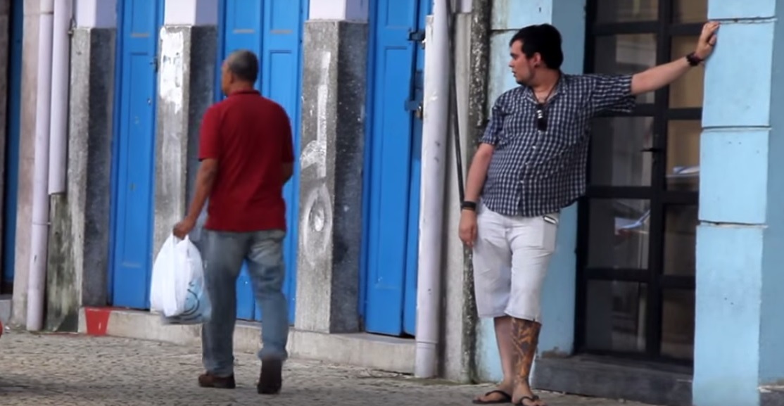 Canal Putzvéi sai às ruas do Recife passando cantadas gays em homens