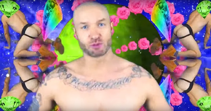 Rapper gay Cazwell faz homenagem aos bumbuns masculinos