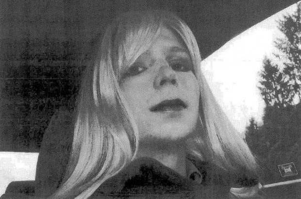 Militar transexual Chelsea Manning é libertada da prisão após sete anos