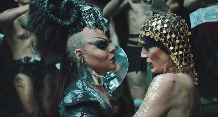 Nina Flowers estrela Backstabber, sobre bullying virtual - Drag queens no comando!