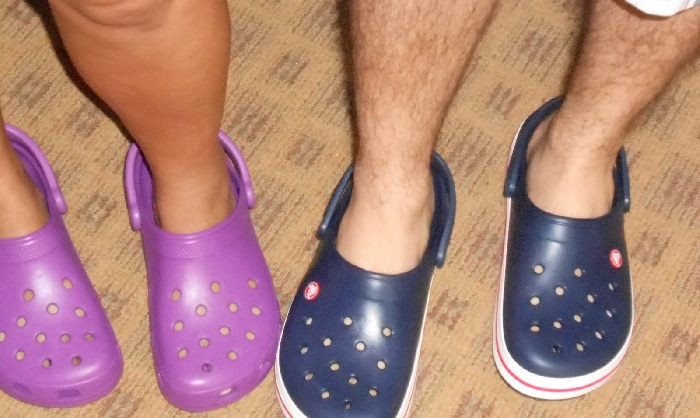 Lésbica processa empresa que disse que só gays usam crocs