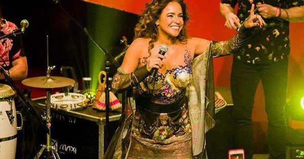 Daniela Mercury protesta com seios pintados em show no Masp