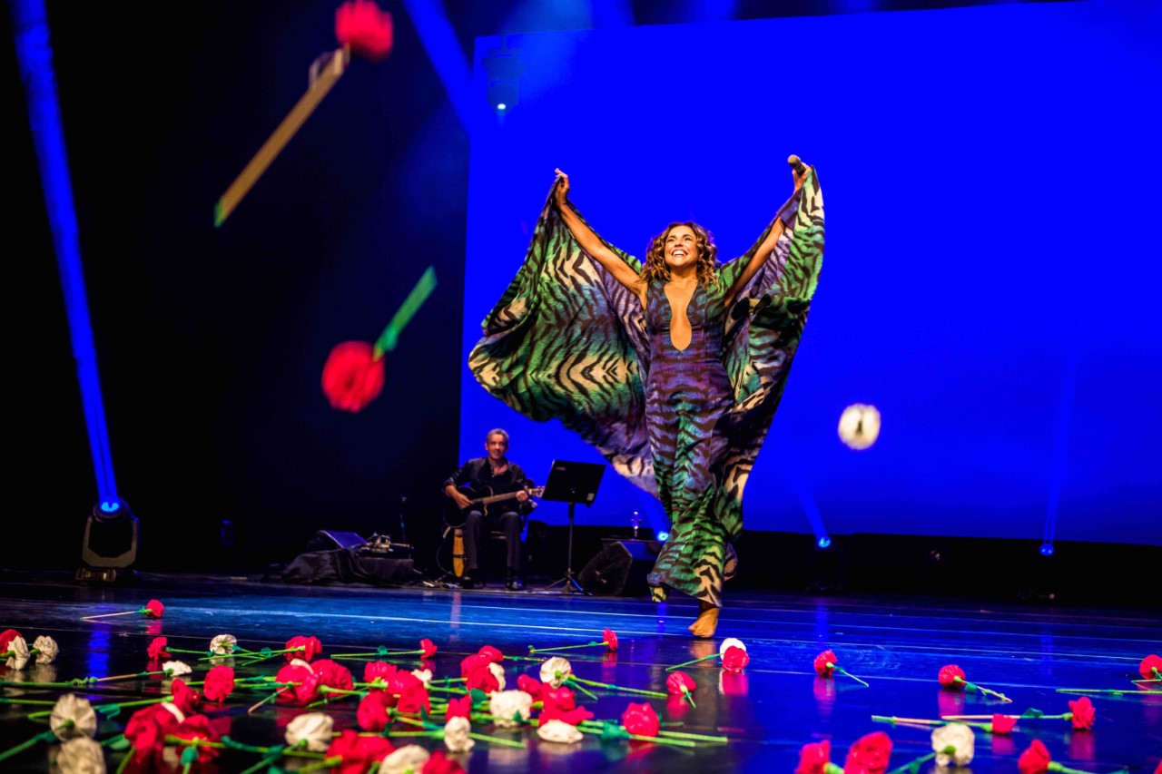 Daniela Mercury faz show de lançamento do DVD O Axé, a Voz e o Violão no Teatro Porto Seguro em São Paulo