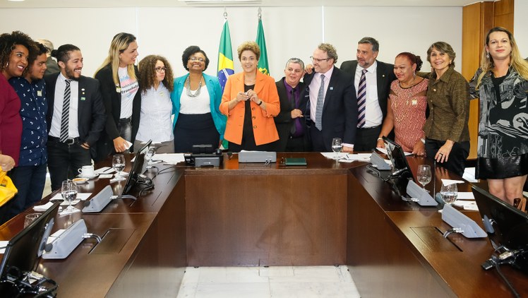 Dilma Rousseff assina decreto que obriga administração pública federal a respeitar nome social de travestis e transexuais