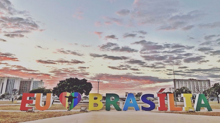 Símbolo de Brasília celebra Dia do Orgulho LGBT