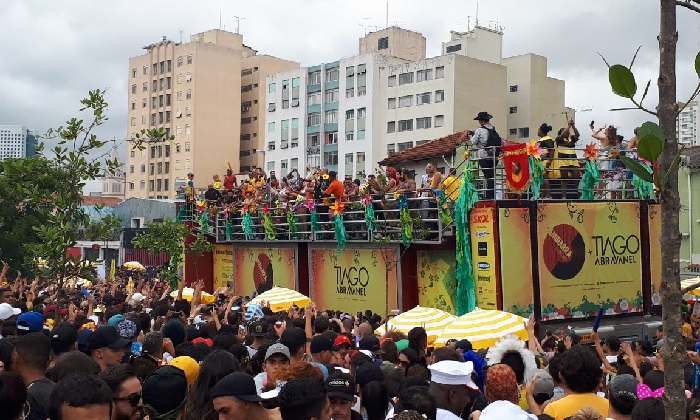 Bloco Gambiarra e Tiago Abravanel movimento a cena LGBT no carnaval