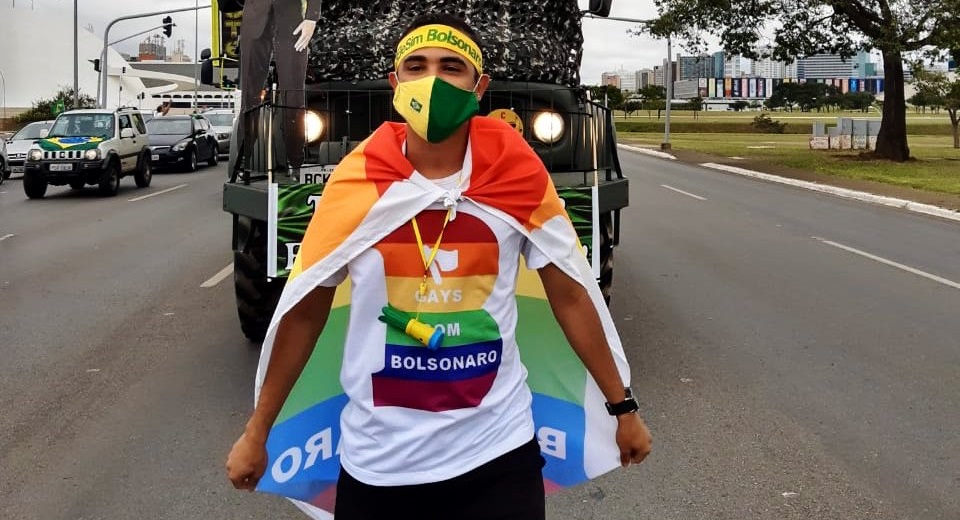 LGBTs conservadores? Apoiador de 'Gays com Bolsonaro'... mas poderiam ser Judeus com Hitler. (Foto: Reprodução / Guia Gay SP) LGBTs conservadores? Apoiador de 'Gays com Bolsonaro'... mas poderiam ser Judeus com Hitler. (Foto: Reprodução / Guia Gay SP)