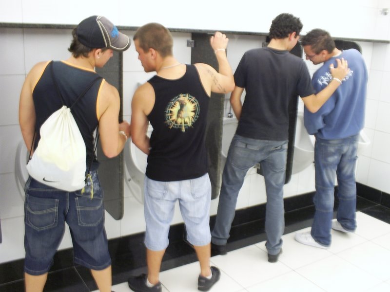 Homens são pegos transando dentro de banheiro de shopping e são presos