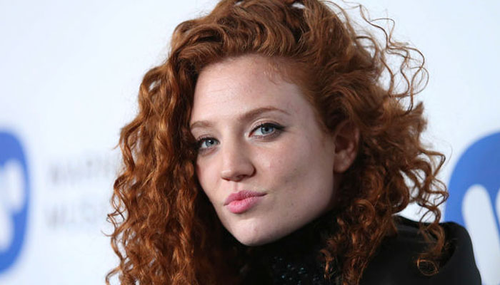 Jess Glynne revela que teve relação lésbica em 2013 e sofreu muito