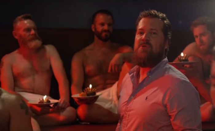 Músico gay John Grant lança clipe cercado de homens nus e seminus em sauna gay, Disappointing