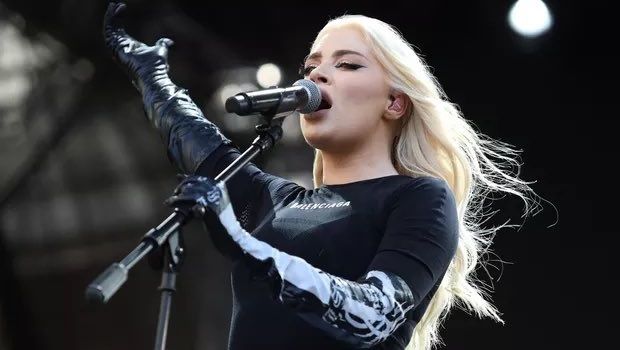 Luísa Sonza interrompe show para expulsar transfóbico da plateia - guiagaysaopaulo.com.br