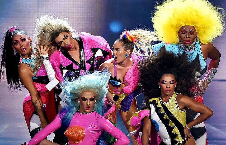 vma 2015 miley cyrus drag queens