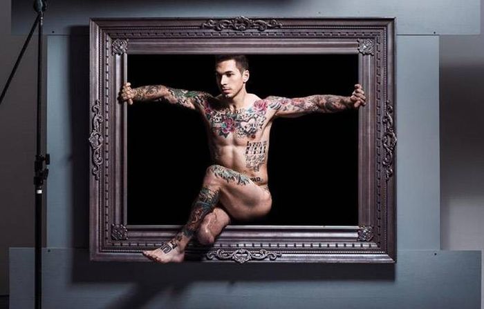 O modelo e ex-fuzileiro naval Alex Minsky publica foto pelado no Instagram