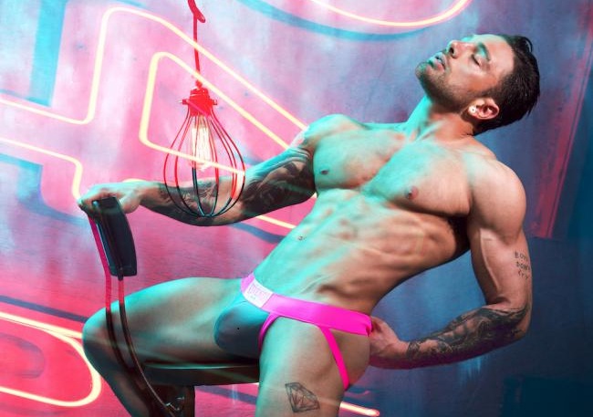 Grife gay Modus Vivendi lança coleção inspirada em neons