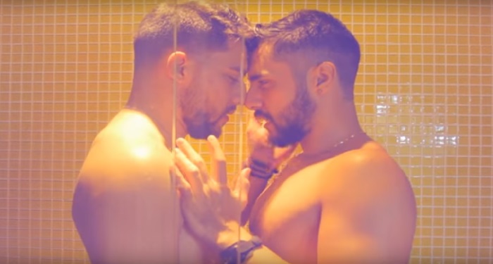 Mr. John: cantor paranaense lança clipe com romance gay, Neon