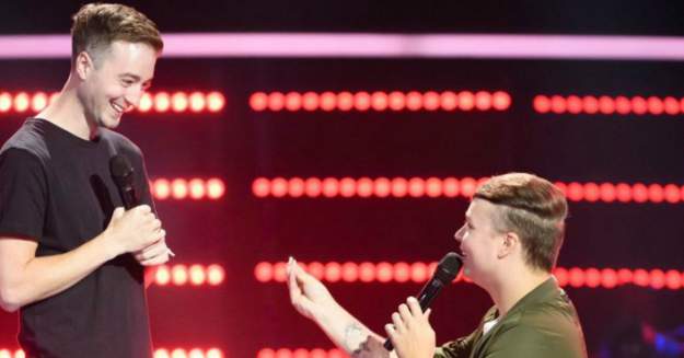 Pedido de casamento gay no The Voice Australia emociona