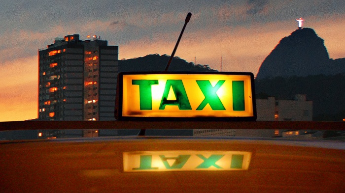 Casal gay é expulso de táxi, da 99taxis, porque um colocou a cabeça no ombro do outro