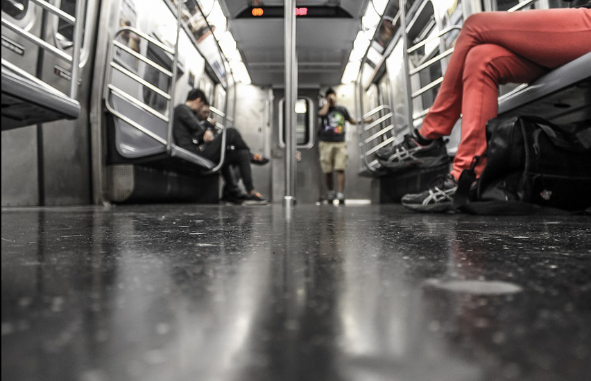 Homem trans é esfaqueado no metrô por mulher racista em Nova York