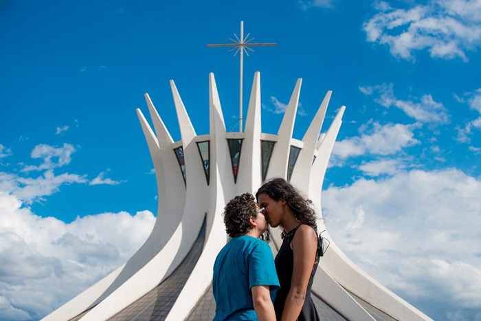 Casal de transgêneros quer se unir na Catedral de Brasília