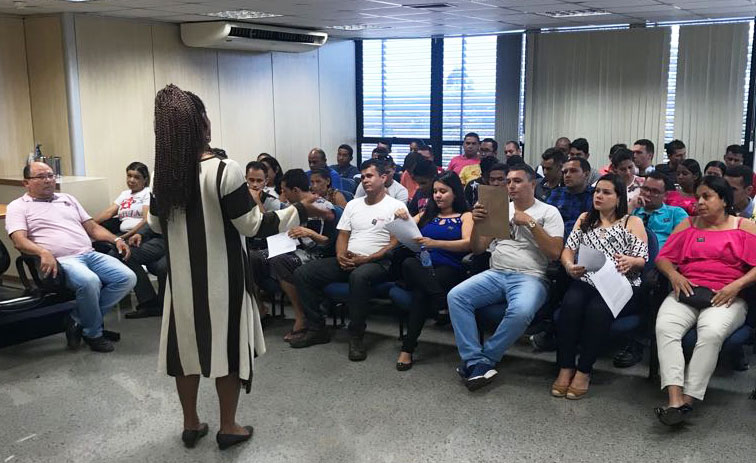 Transexual dá palestra a funcionários da pastelaria Viçosa de Brasília