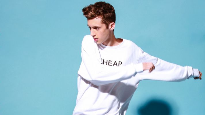 O cantor abertamente gay Troye Sivan, que lançou o clipe de Wild