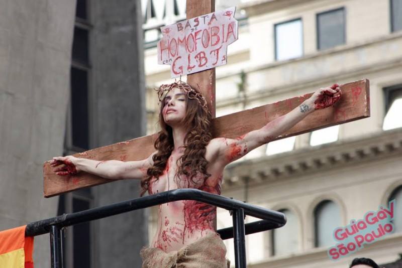 Viviany Beleboni foi intimada a depor por causa da 'crucificação' na Parada LGBT de São Paulo 3m 2015