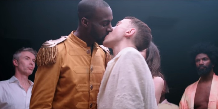 Olly Alexander, do Years & Years, dá beijo em homem no clipe novo, Desire