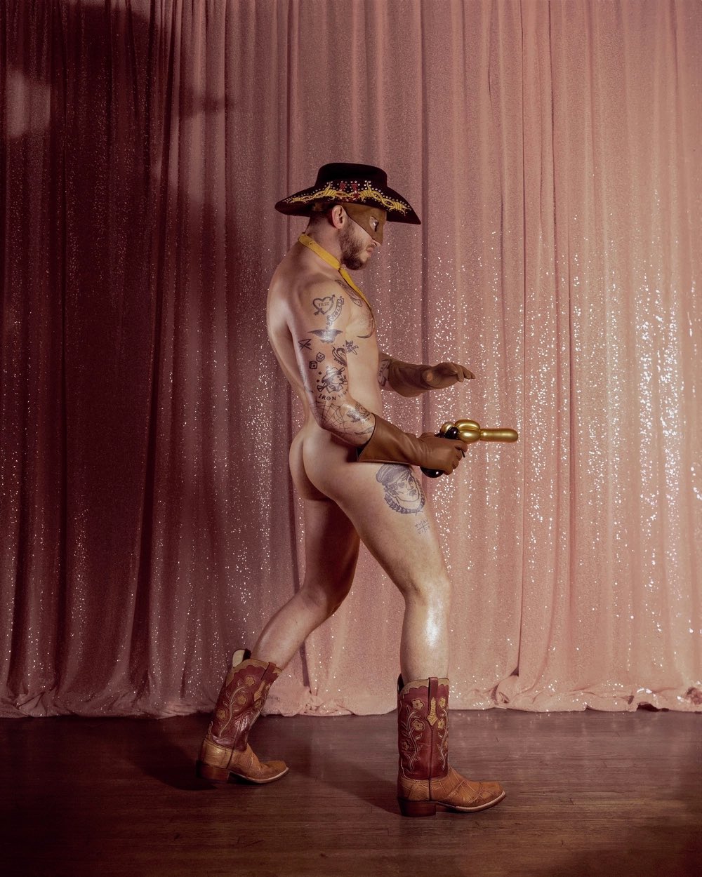 Orville Peck: cantor gay posa pelado nu para revista