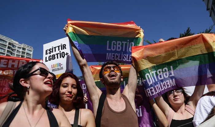 Parada gay LGBT de Istambul, na Turquia, durou só 10 minutos