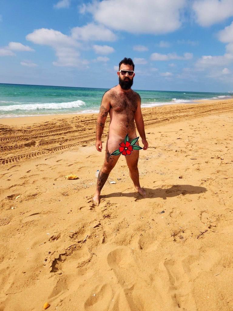 Ator pornô gay israelense divulga seu perfil no Onlyfans em ruínas da guerra na Faixa de Gaza