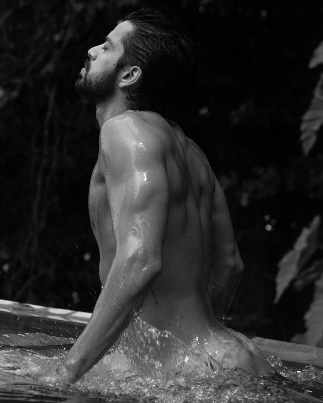 Rodrigo Simas faz ensaio sensual pelado